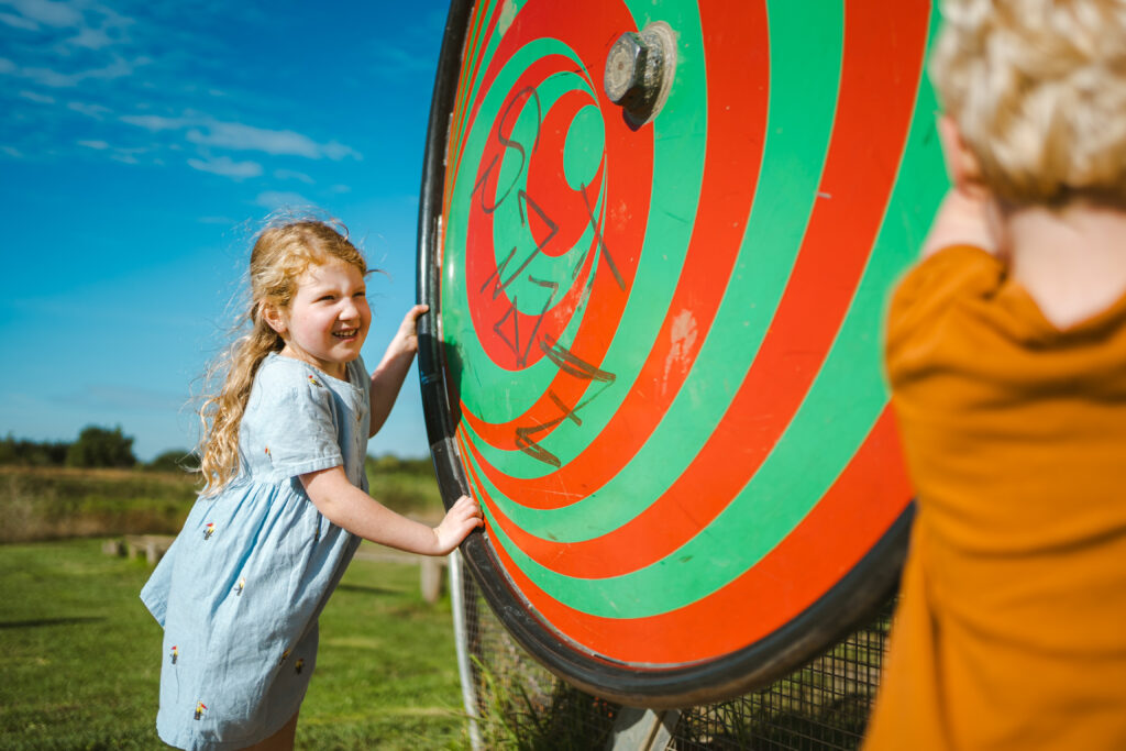 Kinderen draaien aan waterrad