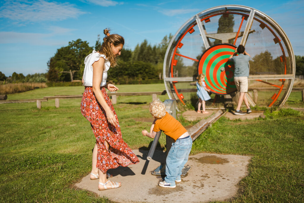 Samen spelen bij het waterrad