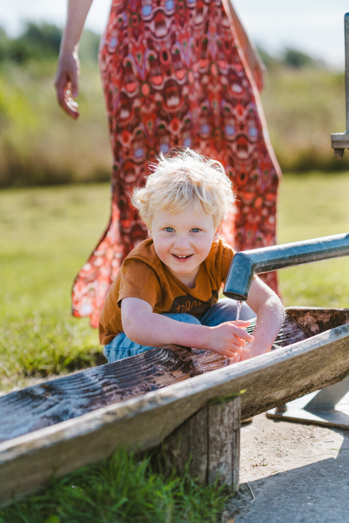 Kind speelt met water