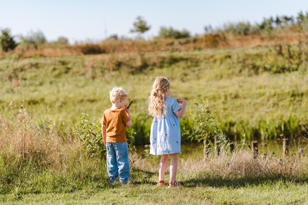 Kinderen kijken uit op water