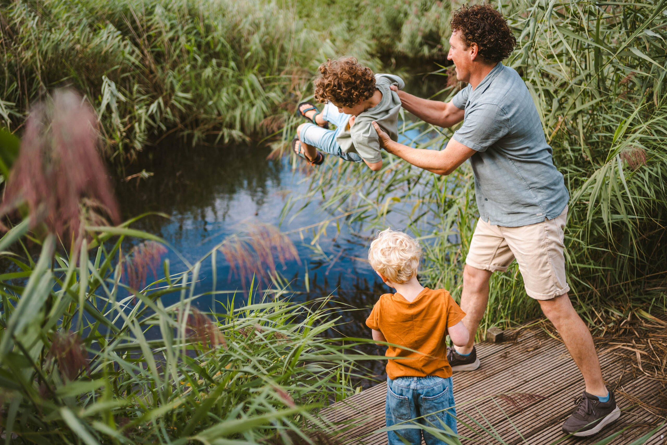 Vader speelt ongedwongen met kids tijdens fotoshoot